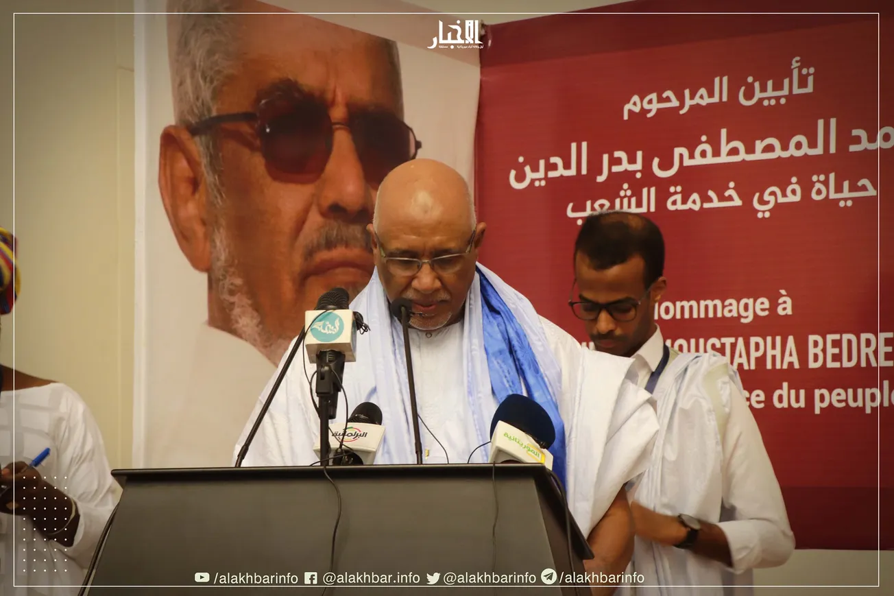الشيخ سيدي أحمد ولد باب مين يلقي كملة باسم منظمي التأبين (الأخبار)