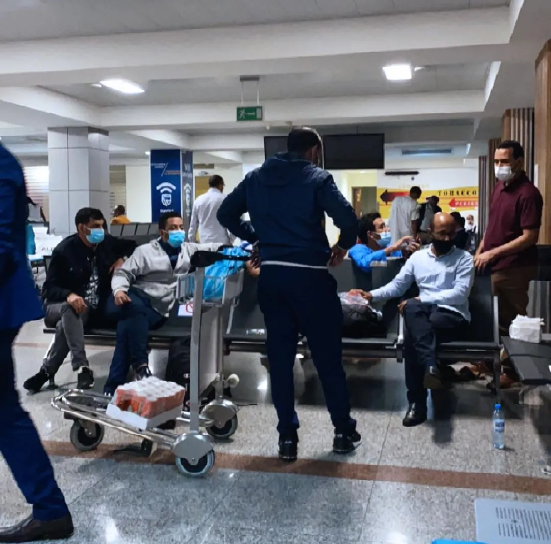 موريتانيون في مطار لوندا في انتظار حصول طائرتهم على إذن بالهبوط في م?