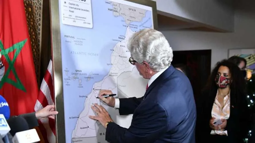 السفير الأمريكي بالرباط ديفيد فيشر لدى تقديمه الخريطة الجديدة للمغر