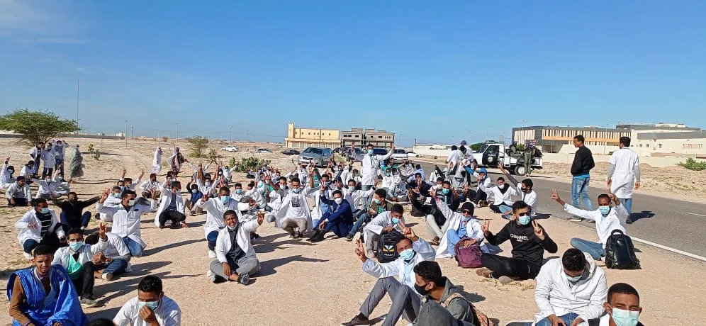 طلاب كلية الطب خلال تجمهرهم الثلاثاء في محيط الكلية حيث منعتهم الشرط