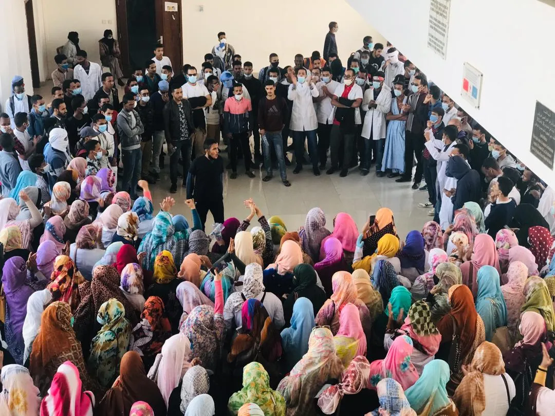 الطلاب خلال احتجاجهم داخل مباني الكلية اليوم