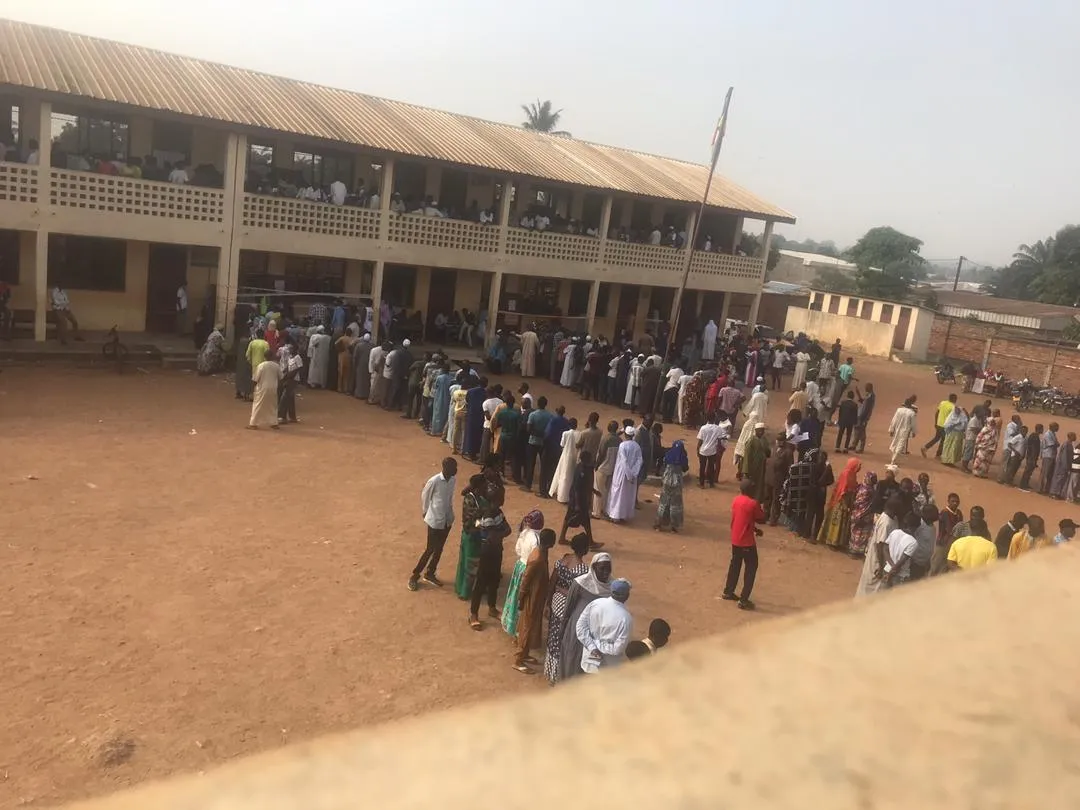 ناخبون أمام أحد مراكز التصويت في بانغي اليوم الأحد