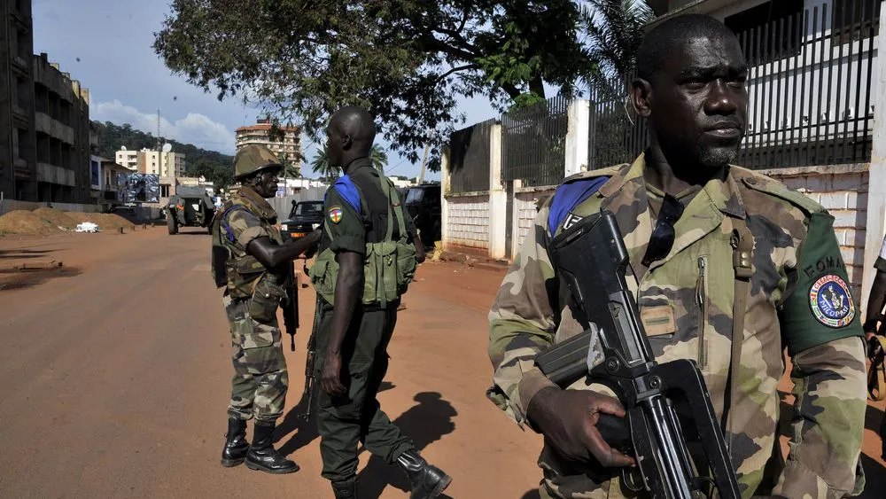 des-soldats-de-la-force-multinationale-de-l-afrique-centrale-fomac-montent-la-garde-a-bangui-en-centrafrique-le-7-octobre-201