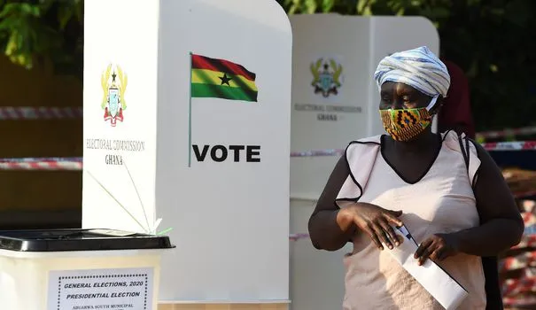 une-electrice-depose-son-bulletin-dans-l-urne-pour-un-scrutin-presidentiel-au-ghana-le-7-decembre-2020-a-jamestown_6285314