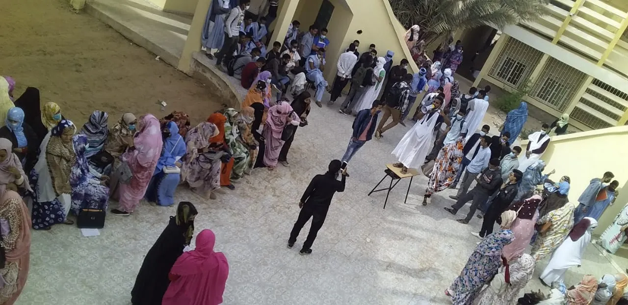 طلاب المعهد خلال وقفة احتجاجية اليوم الأحد