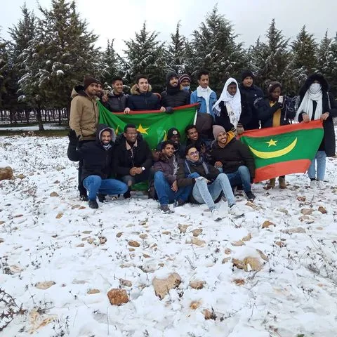 طلاب مشاركون في الرحلة السياحية والترفيهية