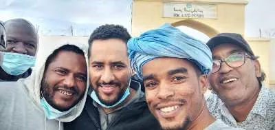 لحظة الإفراج عن الصحفي برفقة نشطاء شباب / الأخبار