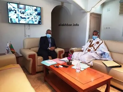 جانب من اللقاء الذي جمع زوال اليوم بين رئيس المنطقة الحرة وعمدة نواذ?