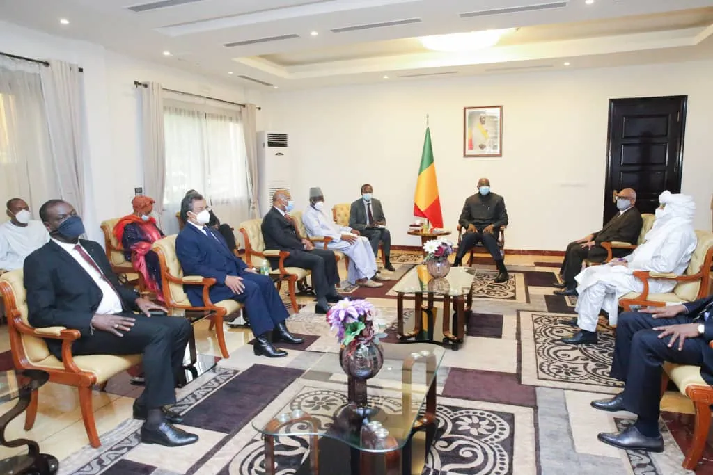وفد من منظمة الإيكواس خلال لقائه الرئيس الانتقالي المالي باه نداو