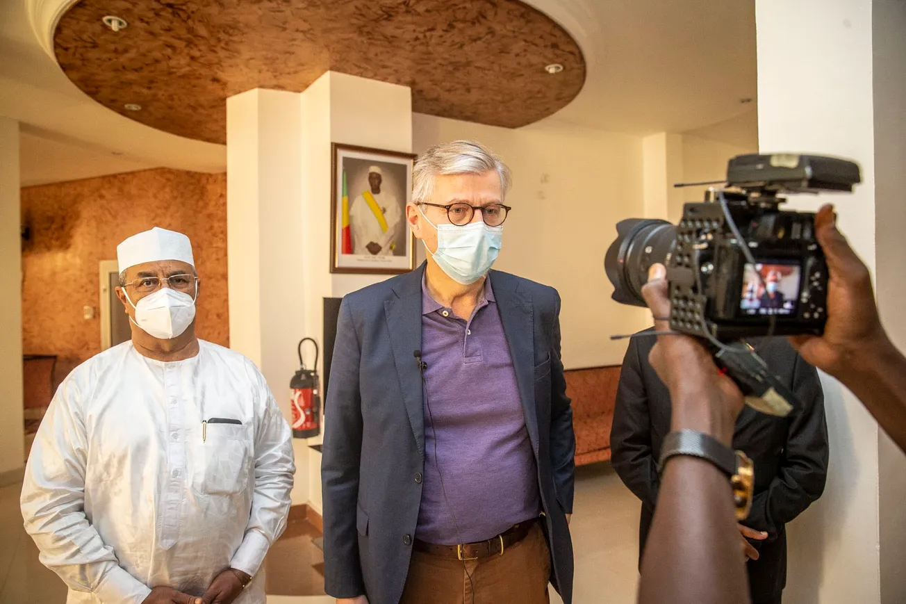 جان بيير لاكروا: وكيل الأمين العام للأمم المتحدة لعمليات السلام - من ?