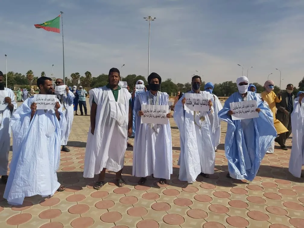 دكاترة العلوم الشرعية خلال وقفتهم الاحتجاجية اليوم أمام القصر الرئا