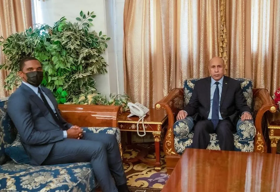 الرئيس محمد ولد الغزواني ونجم كرة القدم الكاميروني صامويل إيتو (صفحة