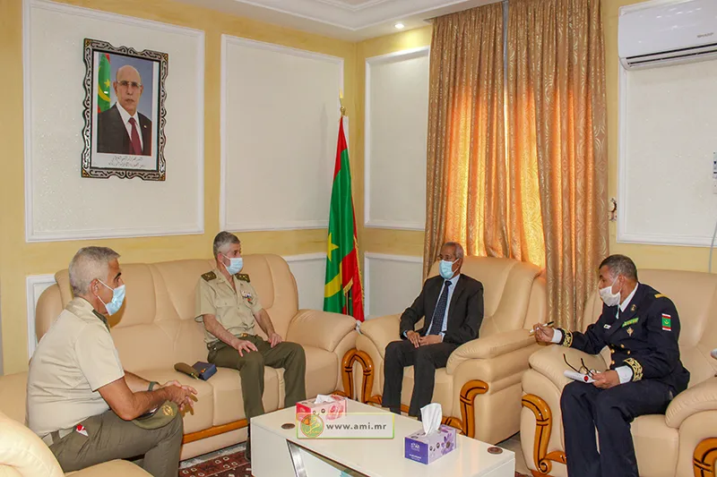 وزير الدفاع خلال لقائه مع الجنرال الأسباني آلفونزو كاراسيا فاكيرو (و