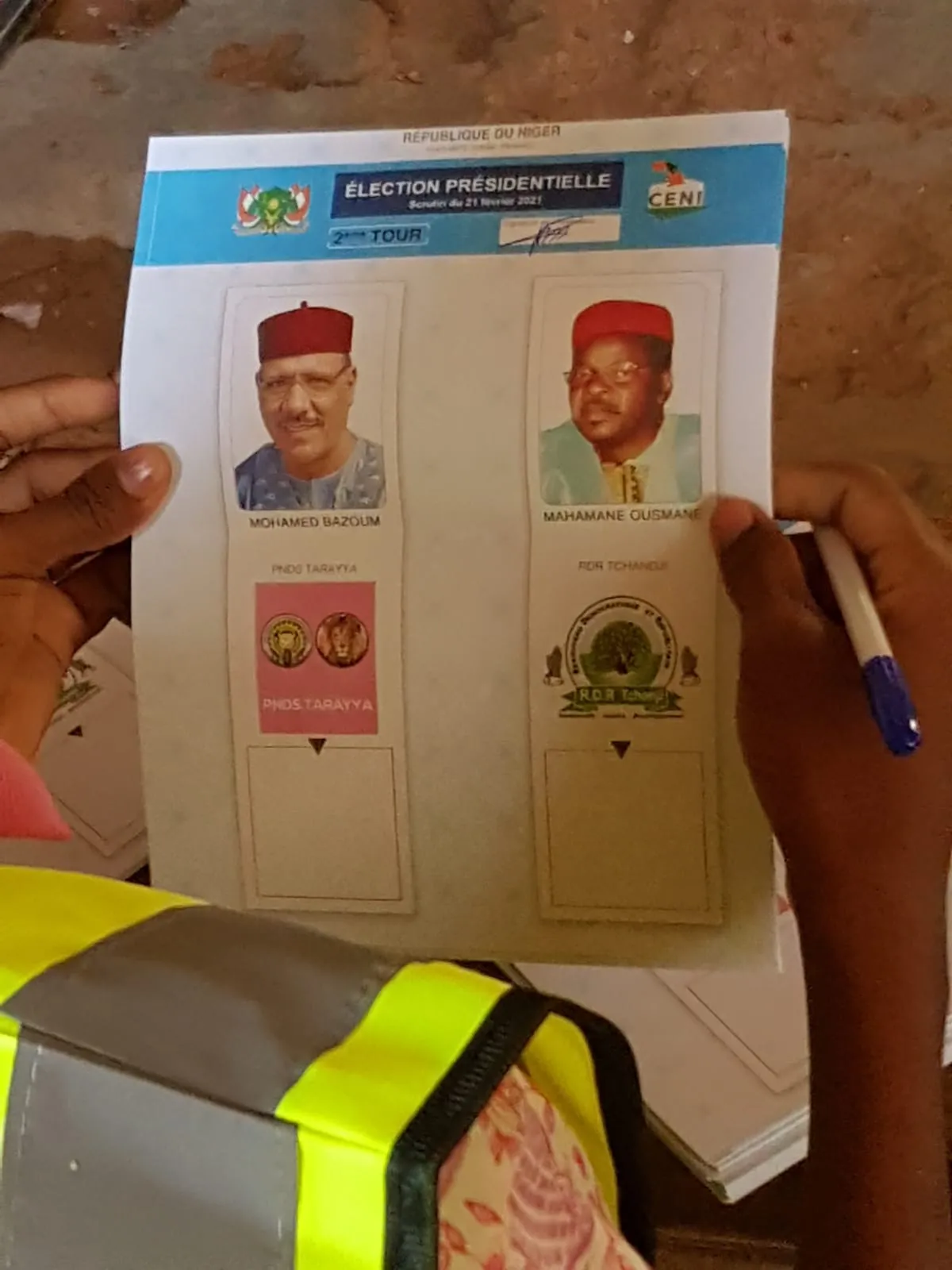 ماهامان عثمان من اليمين ومحمد بازوم المتنافسان على الرئاسة بالنيجر