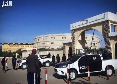 طوقت وحدات من شرطة مكافحة الشغب قصر العدالة، كما أغلقت الممر المؤدي ?