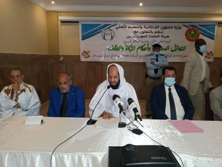 الأمين العام لهيئة العلماء بين وزير الشؤون الإسلامية (يسار) والوزير ?
