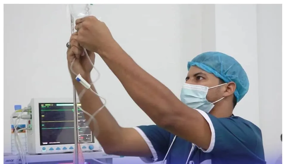 أحد المشاركين في القافلة الطبية التطوعية