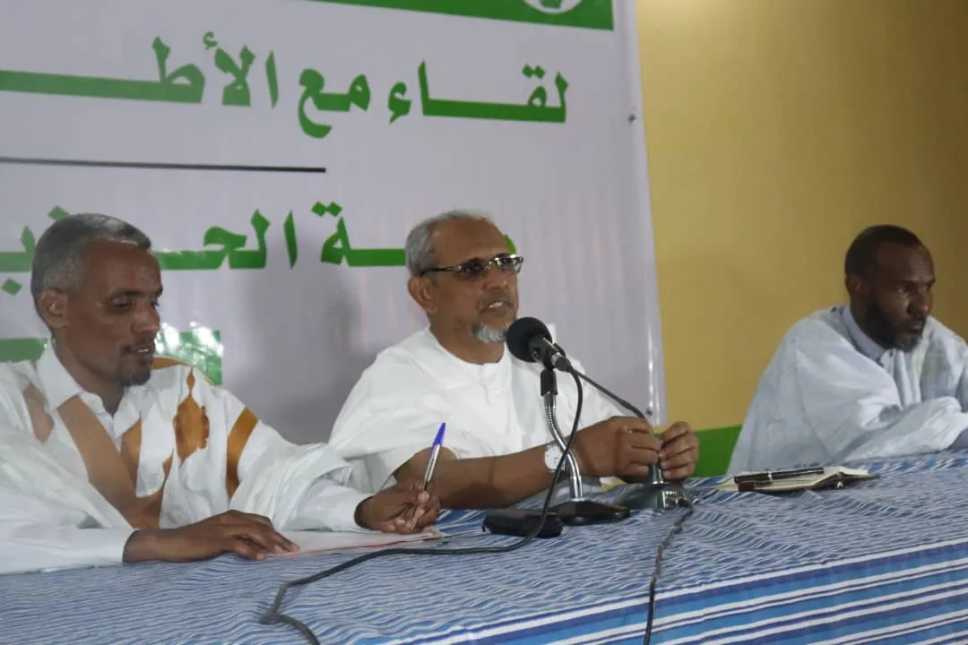 رئيس حزب "تواصل" محمد محمود ولد سيدي خلال لقائه مع أطر حزبه في الزويرا