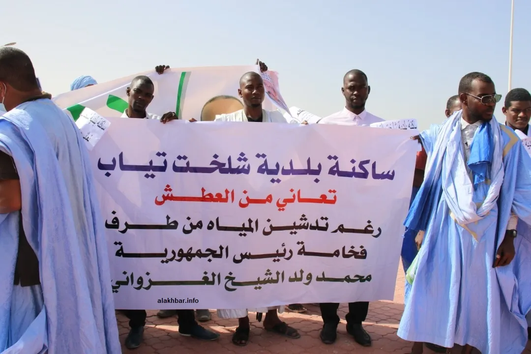 جانب من وقفة سكان بلدية "شلخت التياب" صباح اليوم أمام القصر الرئاسي (ا