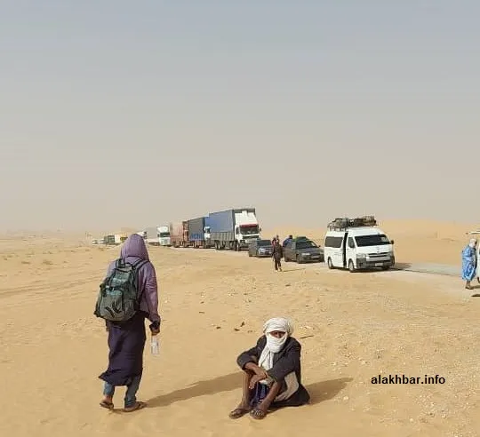 مسافرون ينتظرون انفراجة في الطريق ليواصلوا سفرهم 