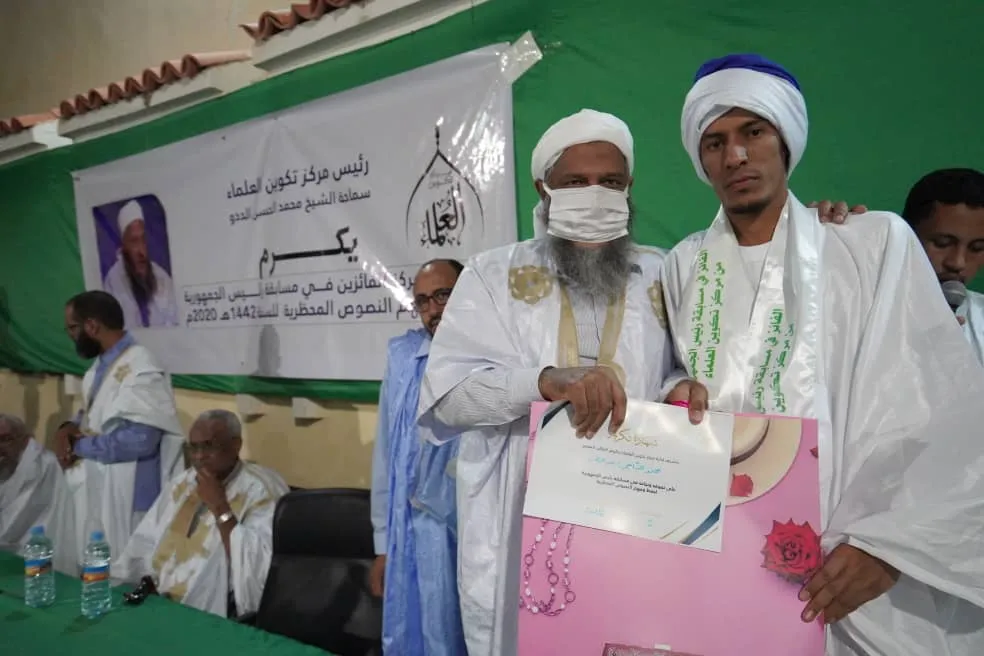 رئيس مركز تكوين العلماء في موريتانيا الشيخ محمد الحسن الددو خلال تقد
