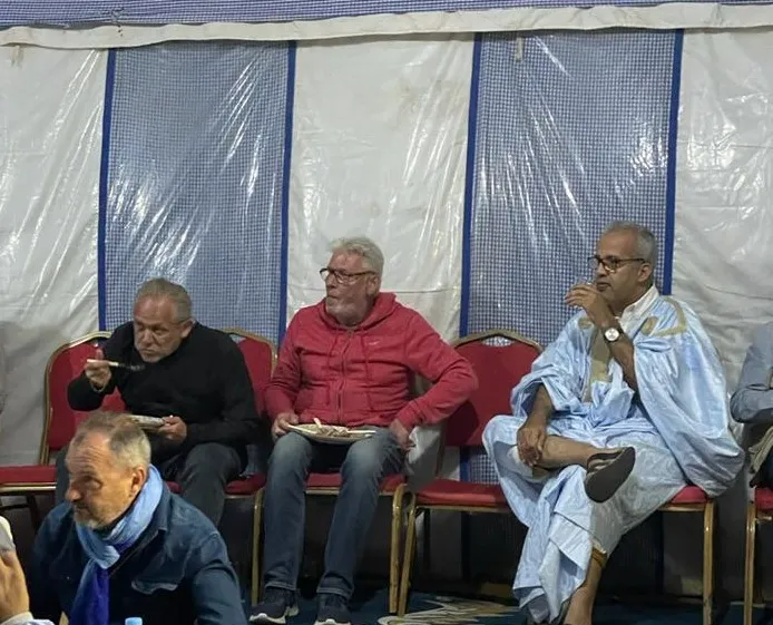 مدير المكتب الوطني للسياح مع بعض السياح الذين وصلوا موريتانيا
