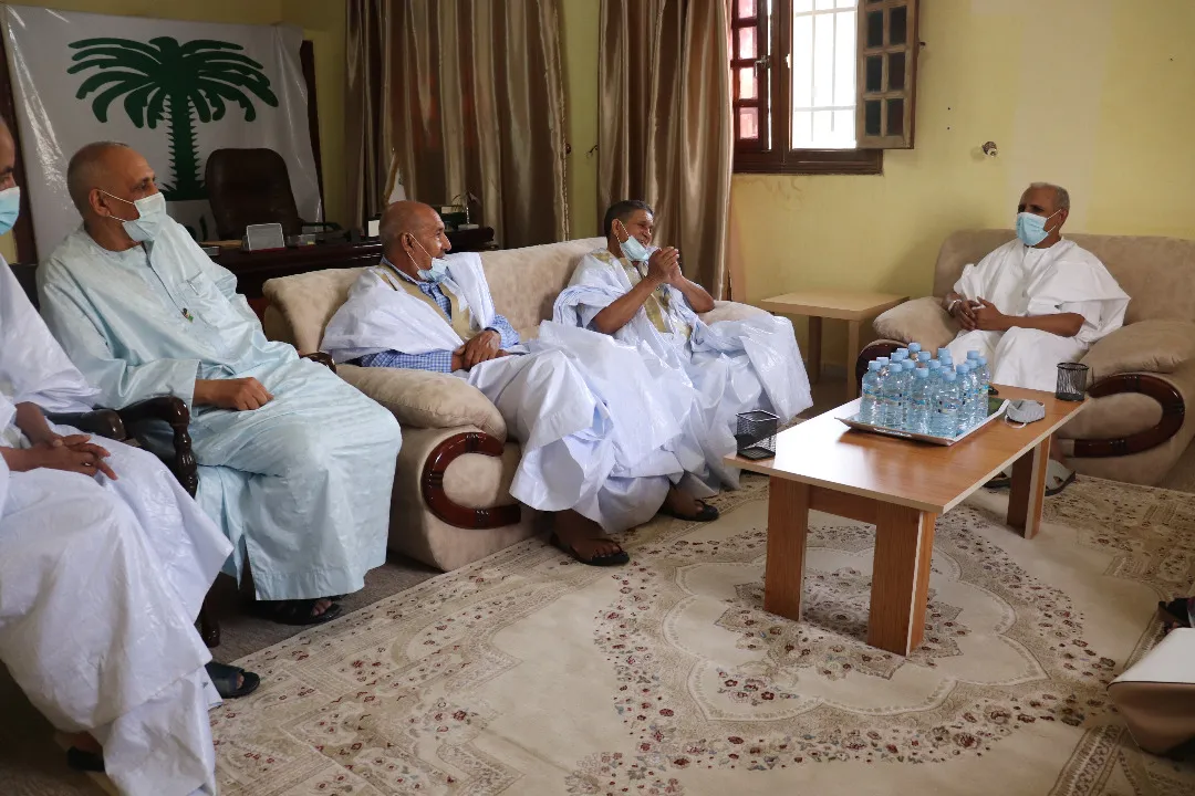 رئيس حزب "تواصل" محمد محمود ولد سيدي خلال استقباله للوفد الصحراوي الذ