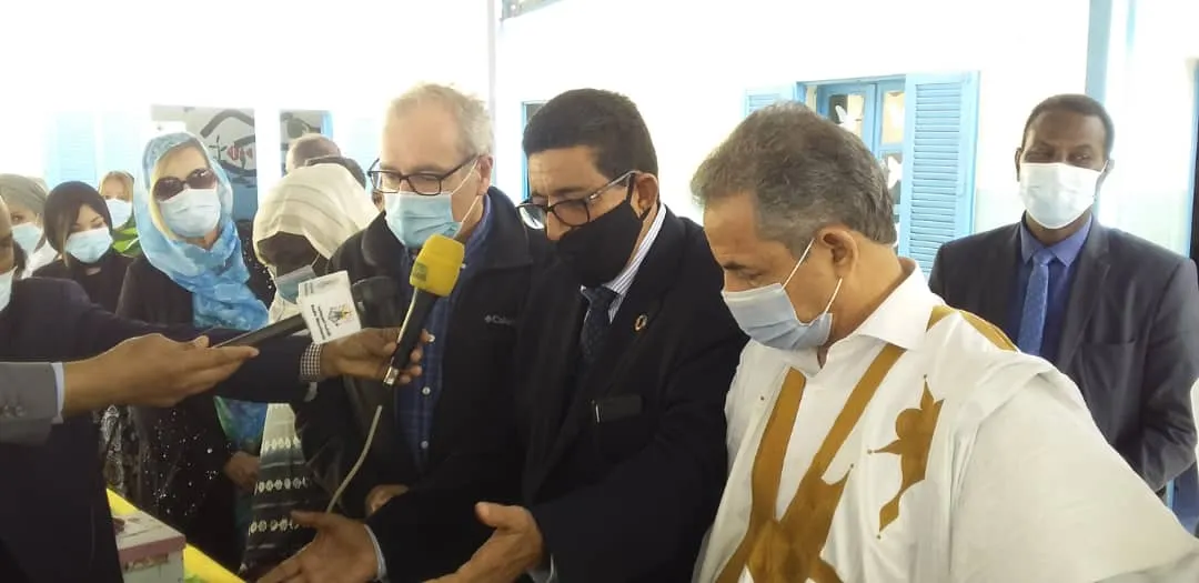 جانب من حديث العمدة القاسم بلالي رفقة مسؤول المنظمة الإسبانية لوسائ?