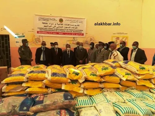 جانب من المواد الغذائية التي منحتها مفوضية حقوق الإنسان أمس لنزلاء ا