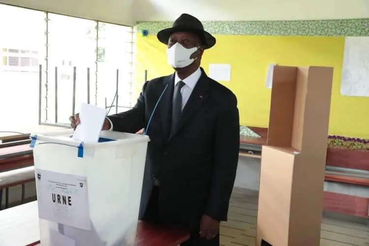 الرئيس الإيفواري الحسن واتارا خلال الإدلاء بصوته 