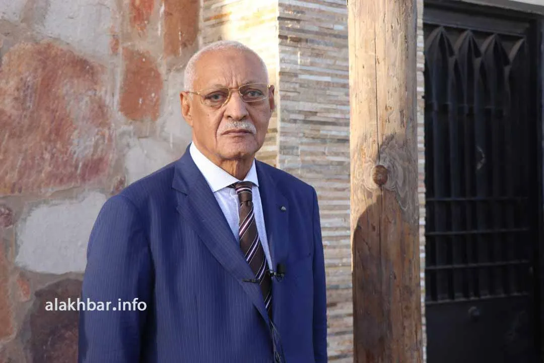 المحامي محمدن ولد إشدو أمام منزل الرئيس السابق بنواكشوط صباح اليوم ـ
