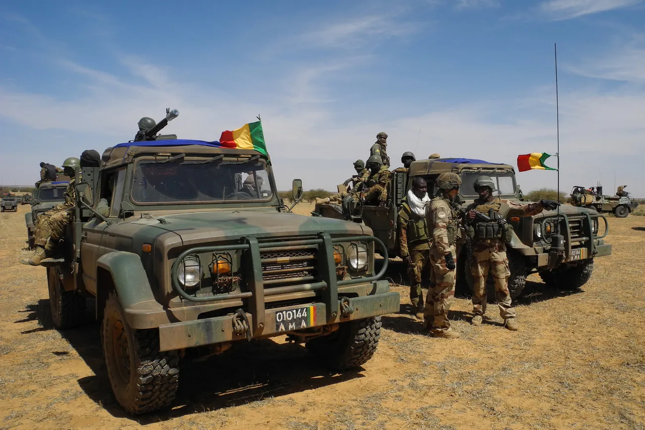 vehicules-larmee-Mali-frontiere-entre-Burkina-Faso-Nigerdune-operation-djihadiste-novembre-2017_0_1399_933