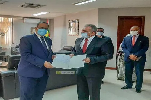 السفير الفلسطيني الجديد خلال تسليم نسخة من أوراق اعتماده لوزير الخا?