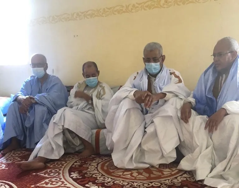رئيس الحزب الحاكم سيدي محمد ولد الطالب ونائبه خلال تقديم التعزية