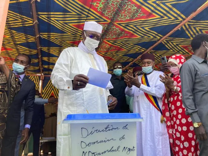 إدريس ديبي: الرئيس تشادي خلال الإدلاء بصوته 