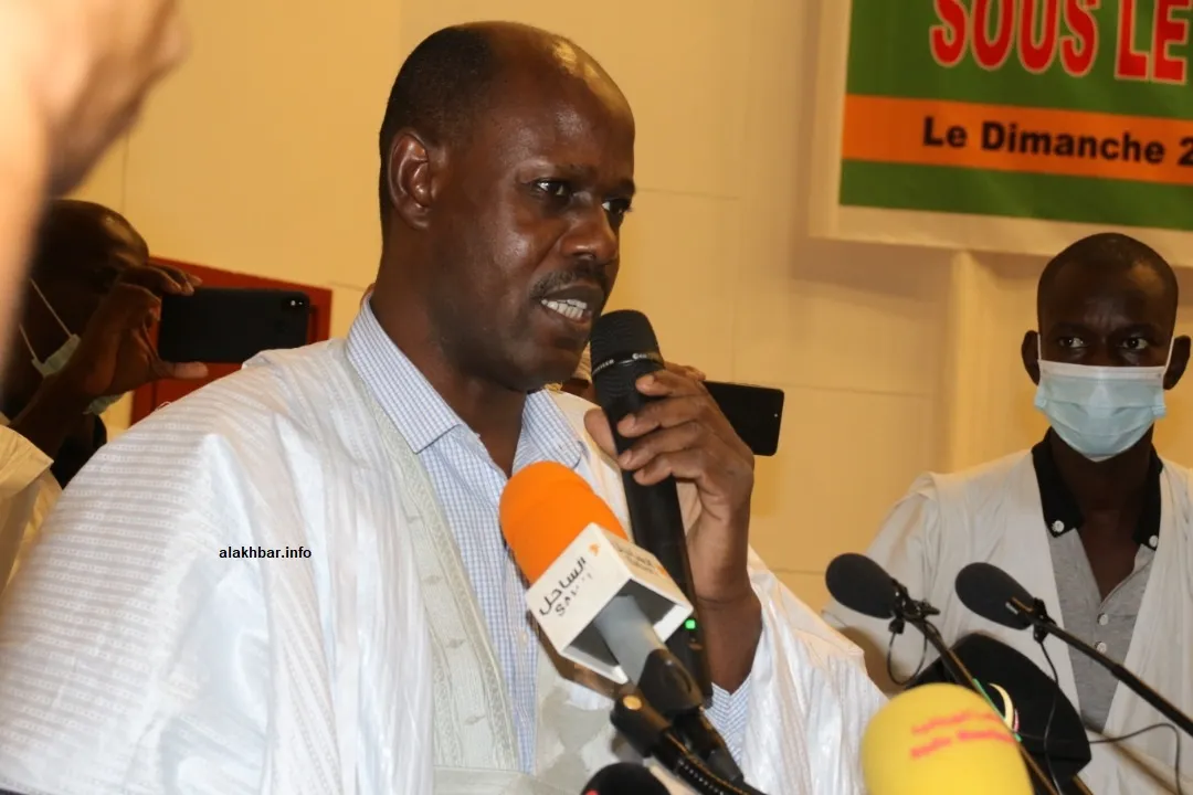  الأستاذ الجامعي الدكتور البكاي ولد عبد المالك خلال حديثه مساء اليوم