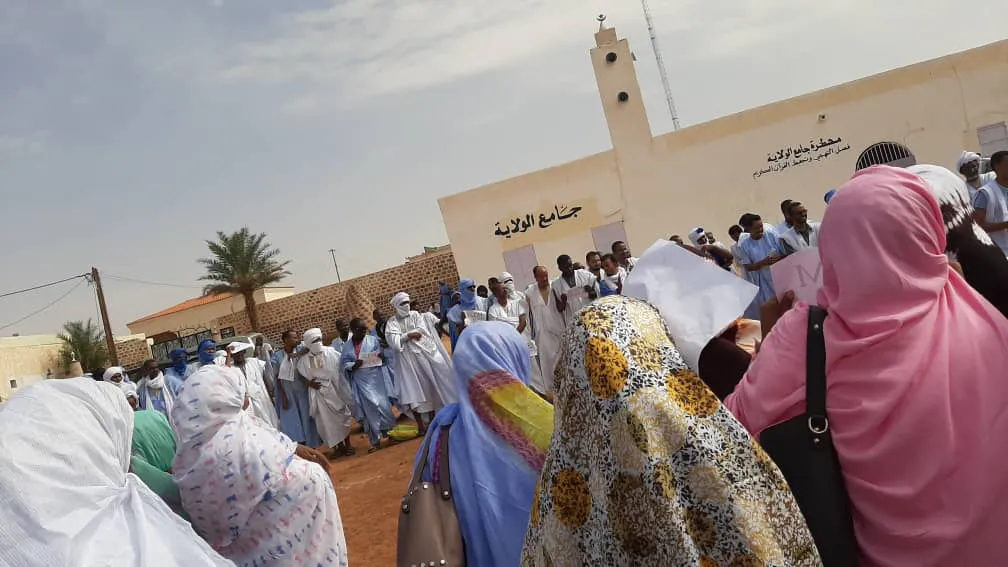 جانب من الوقفة الاحتجاجية قبل أن تمنعها الشرطة وتصادر الشعارات 