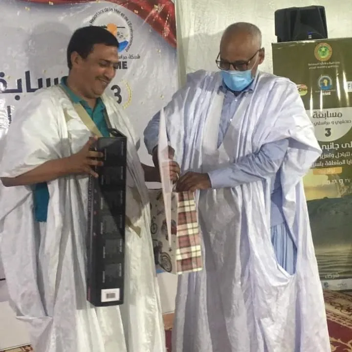 مراسل وكالة الأخبار سيدي إبراهيم الداه (يسار) خلال تسلم الجائزة من ال