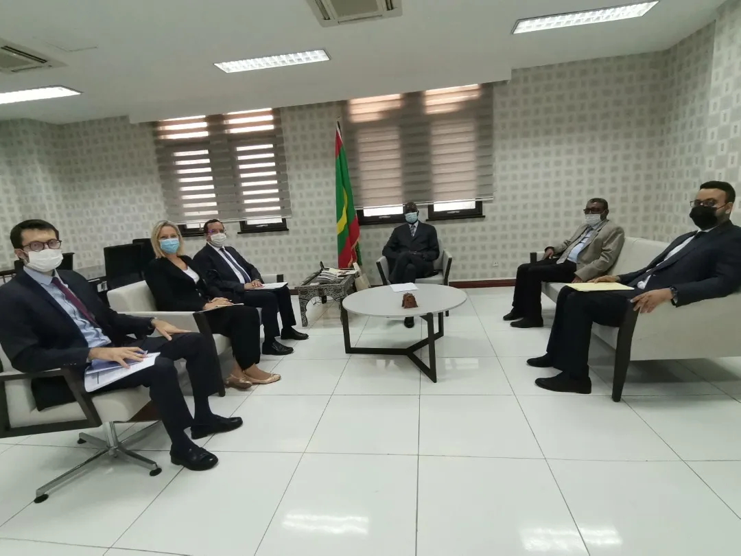 بعثة البنك خلال لقائها مع الوزير 