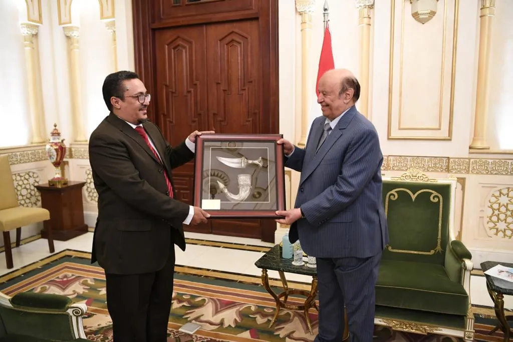 الرئيس اليمني عبد رب منصور هادي يقدم وساما للسفير الموريتاني محمد مح