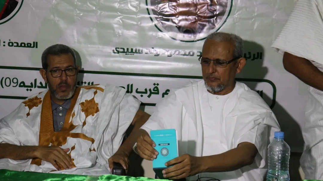 رئيس حزب تواصل إلى جانب عمدة عرفات خلال اللقاء مساء الأحد 
