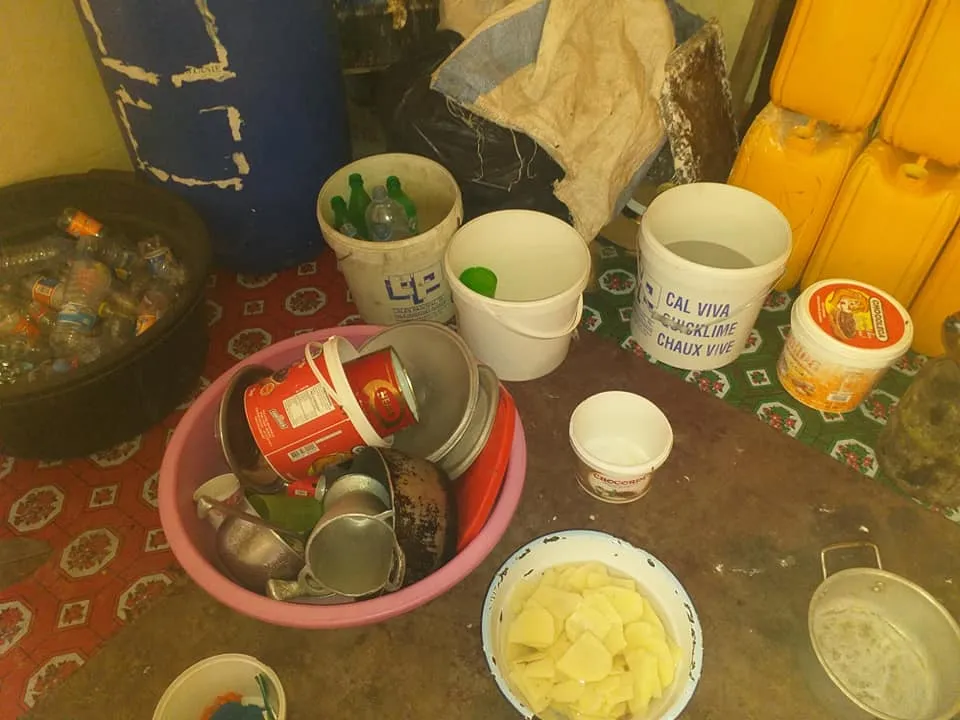 بعد الآليات المستخدمة في المصنع الذي داهمته الشرطة