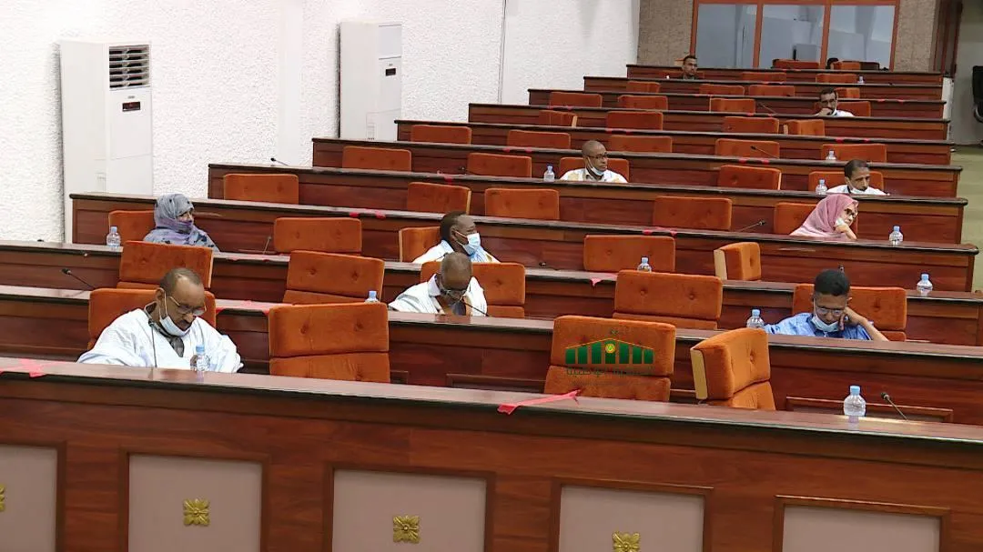 بعض أعضاء اللجنة البرلمانية خلال اجتماعها اليوم 