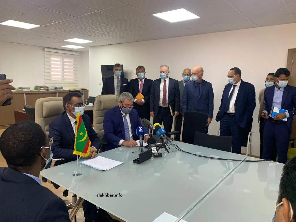 الرئيس المدير العام لشركة كينروس الكندية بول رولينسون، ووزير البترو