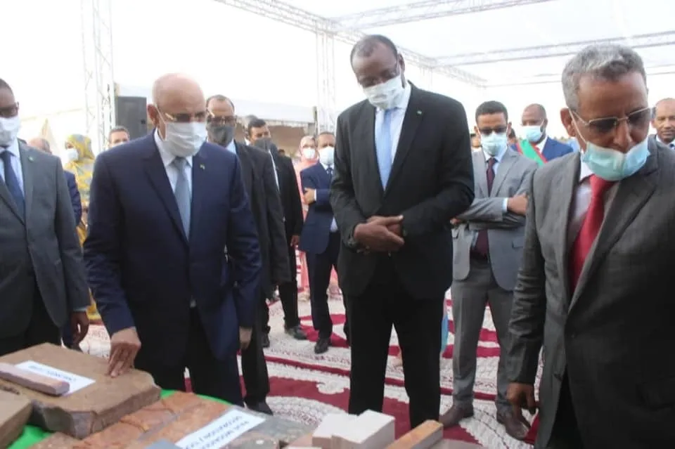 الرئيس محمد ولد الغزواني خلال إعطاء إشارة انطلاق أشغال الساحتين مسا?