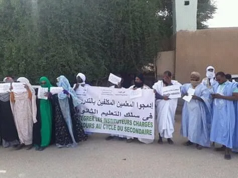 المعلمون المكلفون بالتدريس في التعليم الثانوي خلال وقفة للمطالبة بد