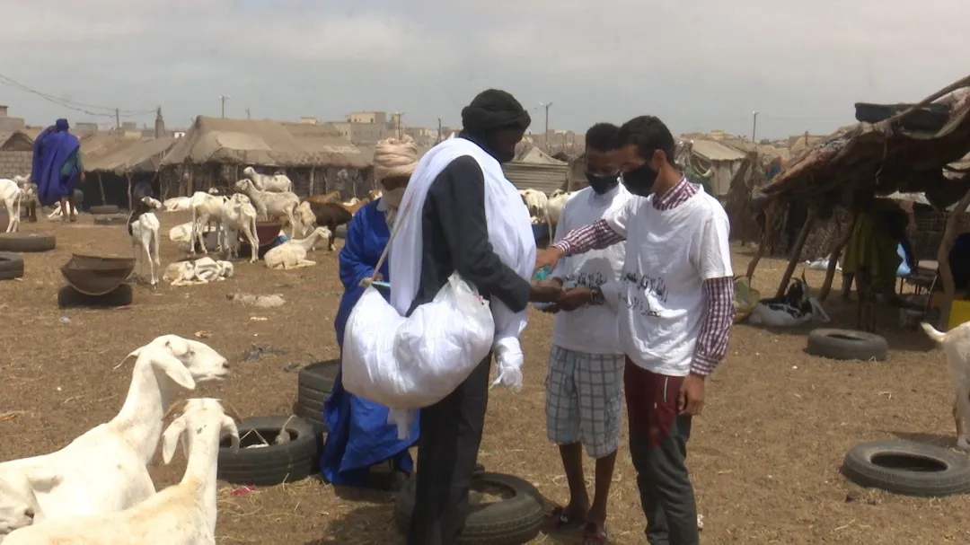 نشطاء الجمعة خلال توزيع الكمامات وأدوات التعقيم