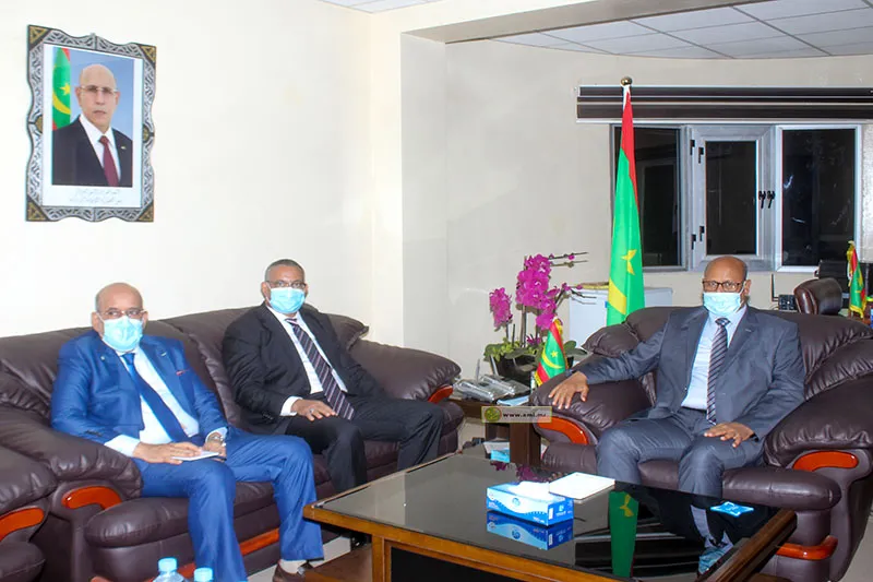وزير الزراعة خلال مباحثاته مع الأمين التنفيذي لـ"سلس" (وما)