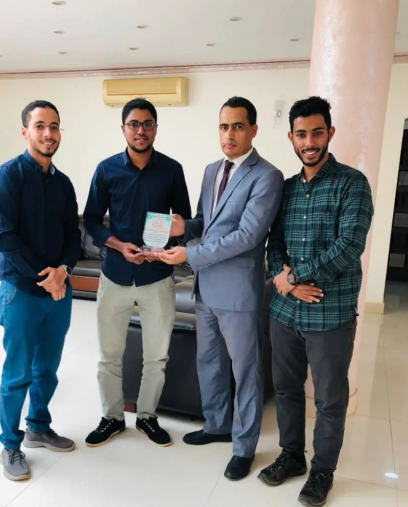 المستشار سيدي محمد ولد محفوظ خلال استلام الدرع التكريمي من أعضاء في ?