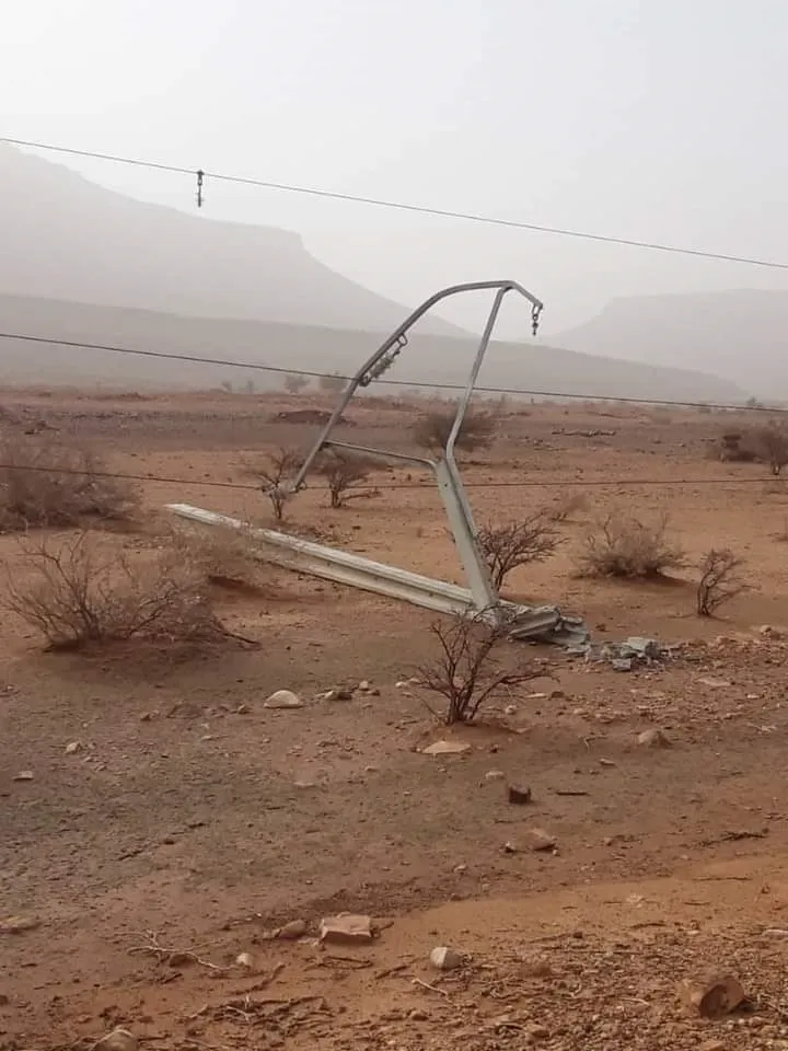أحد أعمدة الكهرباء التي تربط أطار وعين أهل الطائع، وقد سقط بسبب العا?